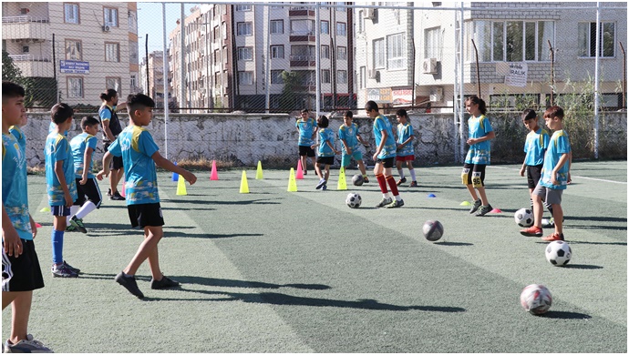 Haliliye Futbol Okulu'nda çocuklar antrenmanlar ile deneyim kazanıyor