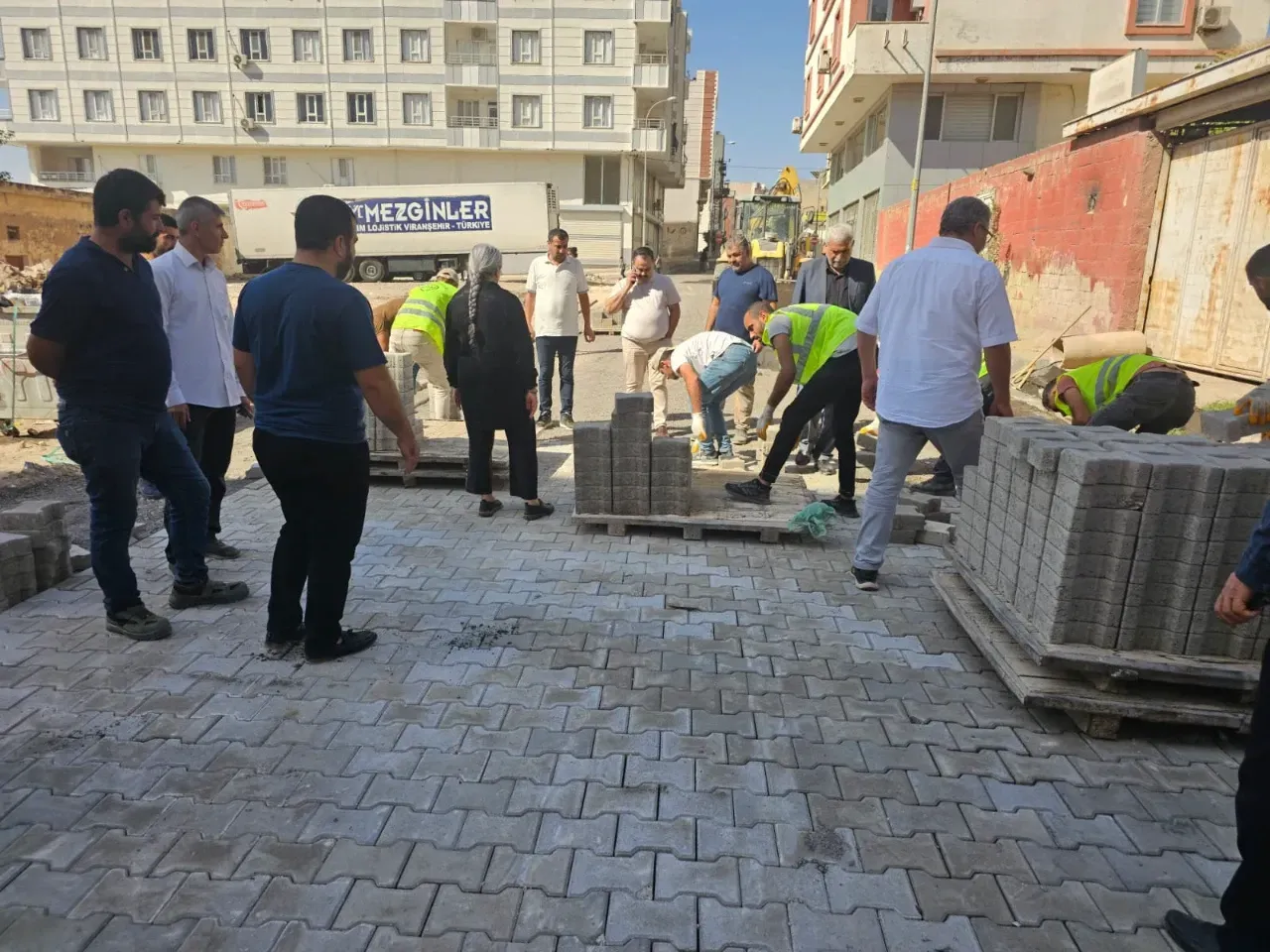 Viranşehir 'de eş başkanlar parke döşeme çalışmalarını yerinde inceledi