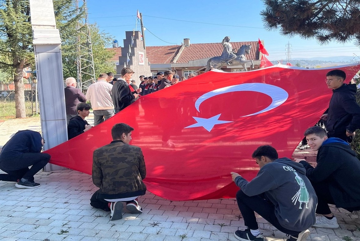 Bilecik'te ″Cumhuriyetin 101. Yılı Anısına Şehitler İçin Gençlik Yürüyüşü″