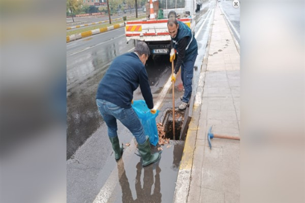 Diyarbakır'da sağanak yağış nedeniyle yağmur suyu hatları temizlenerek önlem alındı