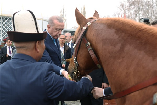 Cumhurbaşkanı Erdoğan’a Kırgızistan’da at hediye edildi