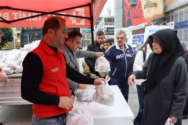 İzmit Belediyesi, ürettiği istiridye mantarlarını vatandaşlara ücretsiz dağıtıyor