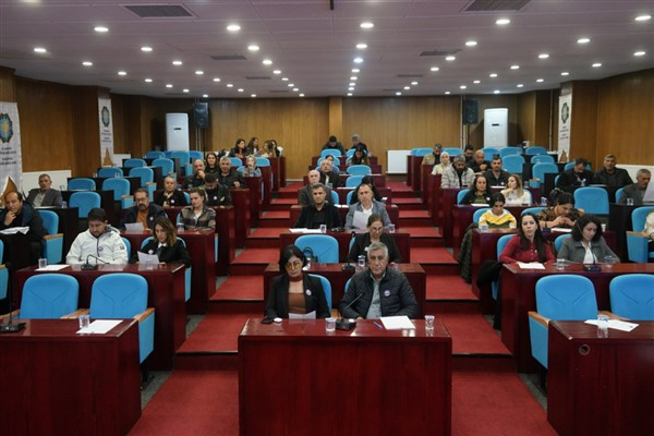 Diyarbakır'da meclis üyeleri ‘sözümüz bitmedi’ rozetiyle toplantıya katıldı