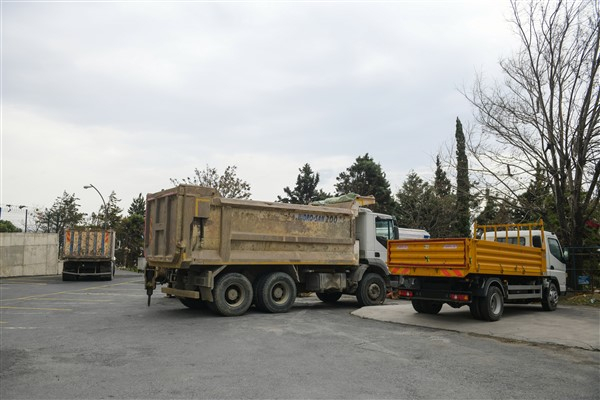 Esenyurt zabıtasından kaçak moloz dökümüne müdahale