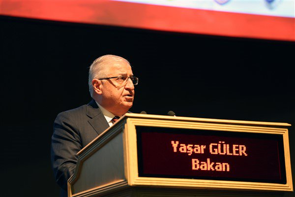 Bakan Güler, bakanlık bünyesinde öğrenmen olarak görev yapan personelle görüştü