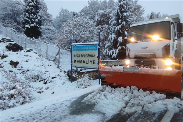 Bursa’da karla mücadele çalışmaları sürüyor