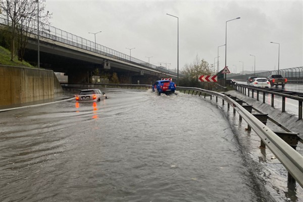 İBB, hava koşulları sebebiyle yaşanan olumsuzluklara müdahale etti