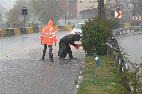 Manisa Büyükşehir Belediyesi ile MASKİ ekipleri şiddetli yağış ve fırtınaya karşı sahada