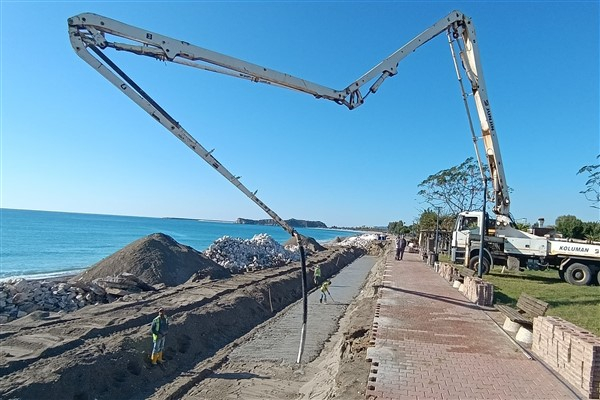 Antalya Büyükşehir’den Demre sahilinde istinat duvarı çalışması