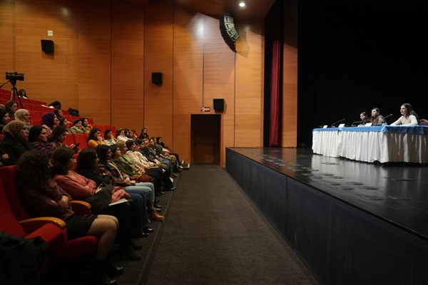 Diyarbakır'da “Kadına Yönelik Şiddete Karşı Hukuki ve Politik Mücadele” paneli yapıldı