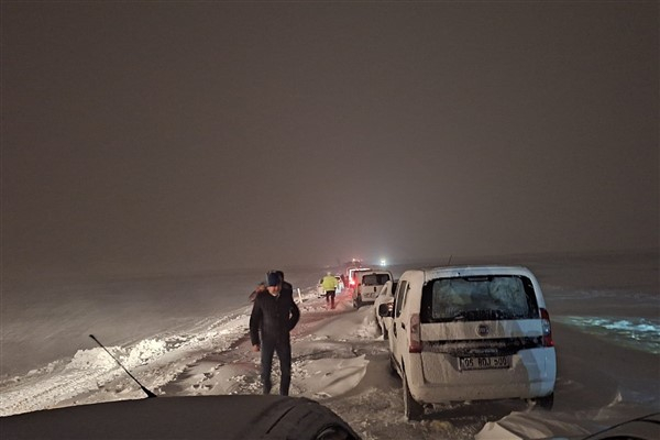 Kayseri Büyükşehir, kar yağışı ve tipi nedeniyle yolda kalan vatandaşları tahliye etti