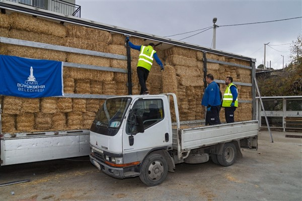 İzmir Büyükşehir'den yangın mağduru çiftçilere 225 ton yem desteği