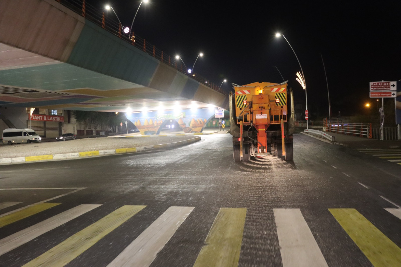 Şanlıurfa'da buzlanmaya karşı tuzlanma çalışması