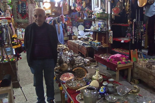 İkinci el eşya dükkanı sahibi Fadli Şahin, çerçilik geleneğini yaşatmayı amaçlıyor