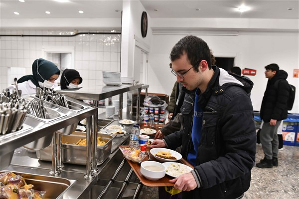 Ankara Büyükşehir Belediyesi’nin üniversite öğrencilere sıcak yemek hizmeti