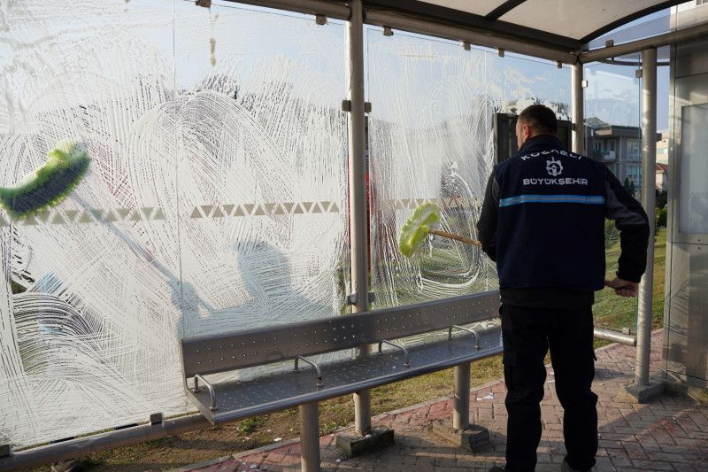 Kocaeli'de Duraklar Düzenli Olarak Temizleniyor