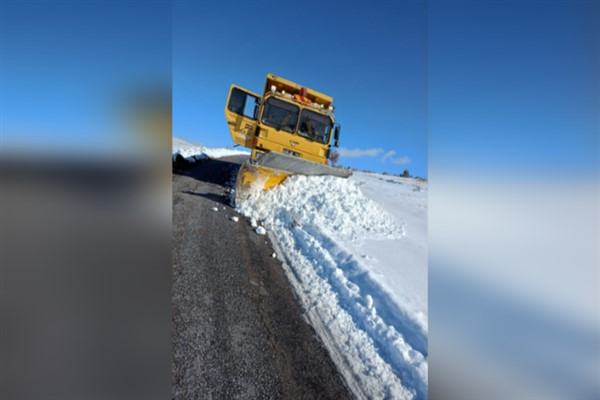 Kayseri Büyükşehir Belediyesi, yol açma ve kurtarma faaliyetlerini sürdürüyor