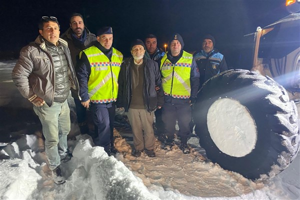 Malatya Büyükşehir Belediyesi ekipleri, kar yüzünden mahsur kalan vatandaşa ulaştı