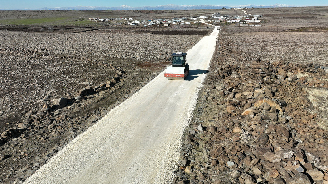 Büyükşehir Kırsaldaki Yol Atağını Sürdürüyor