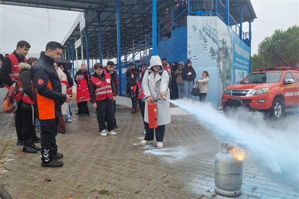 Büyükşehir İtfaiyesi’nden Kızılay gönüllülerine temel yangın eğitimi