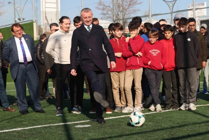 İzmit Ayazma'ya Yeni Sentetik Futbol Sahası Yapıldı