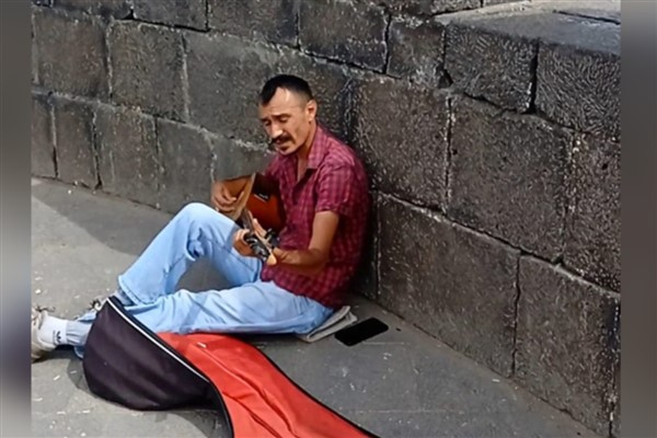 Şanlı: Saz çalmayı, Aşık Veysel’in videolarını izleyerek öğrendim