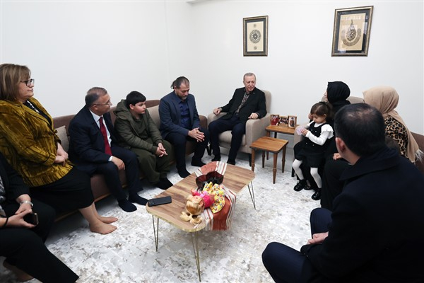 Cumhurbaşkanı Erdoğan'dan Gaziantep’te depremzede aileye ziyaret