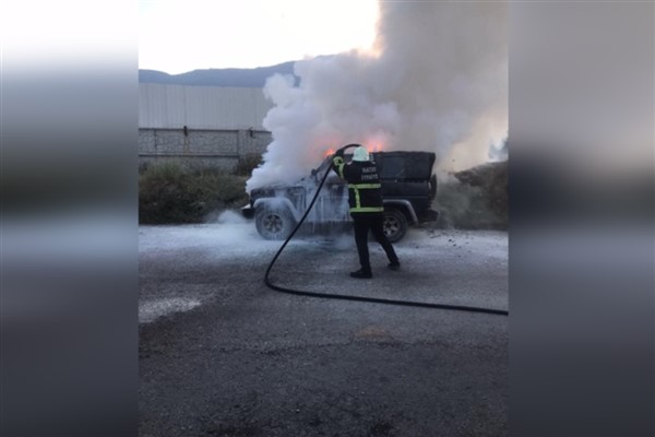 Hatay’da seyir halindeki aracın motorunda yangın