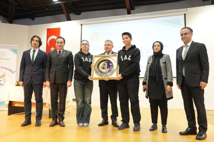 İzmir'de TÜBİTAK Bilim Olimpiyatları Hazırlık Eğitimleri Sona Erdi