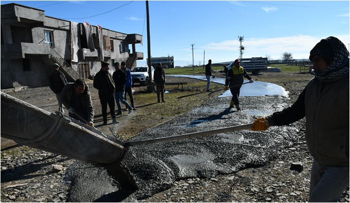 Kırsal mahallelerde yol yapım çalışmaları devam ediyor