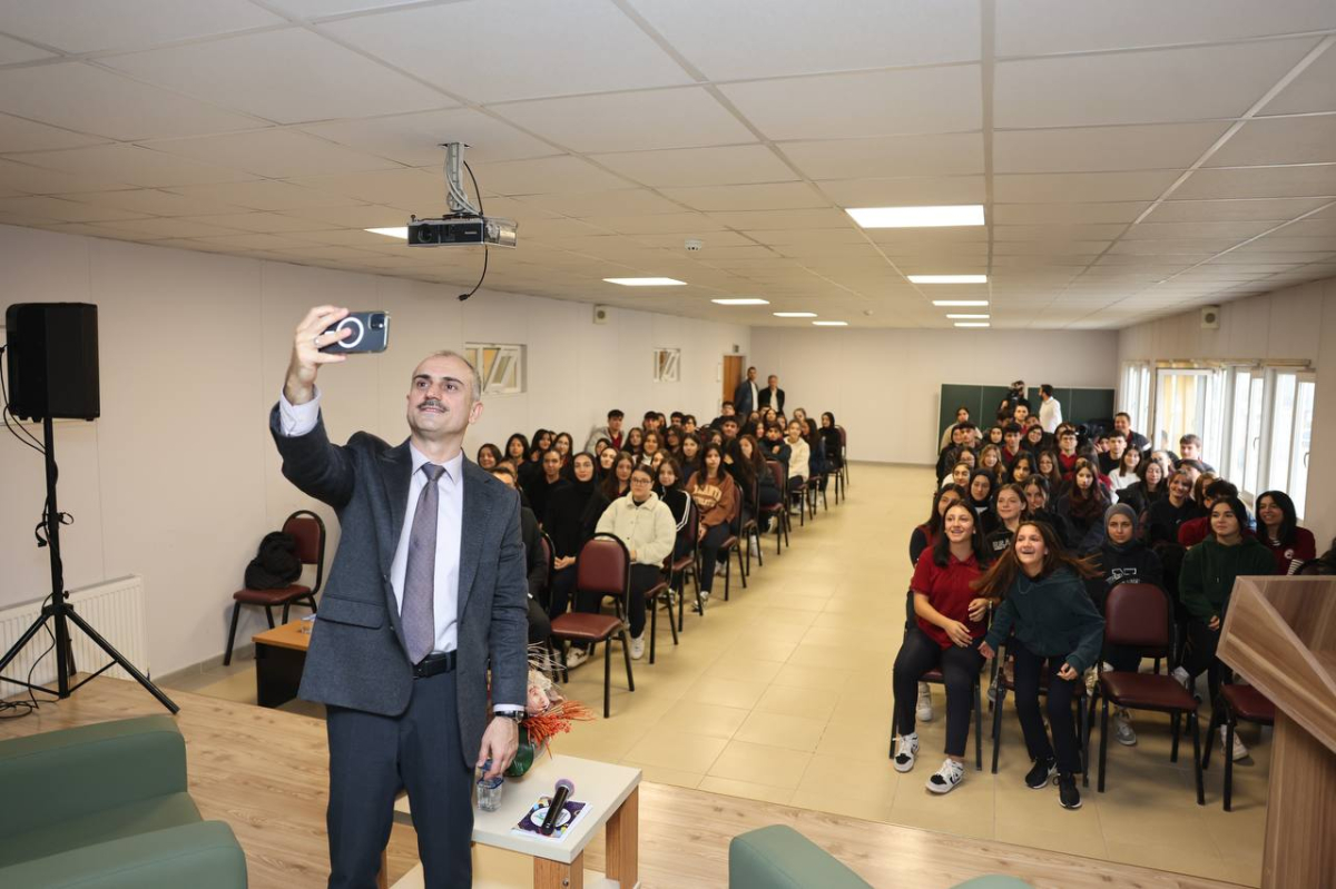 Başkan Çiftçi, Fevzi Çakmak Lisesi’ndeki gençlerle bir araya geldi