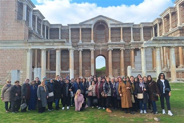 Manisalı kadınlar, Salihli ilçesindeki tarihi mekanları keşfetti