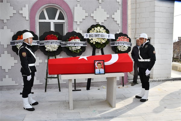 Polis memuru Serdar Gülcan, Manisa'da son yolculuğuna uğurlandı