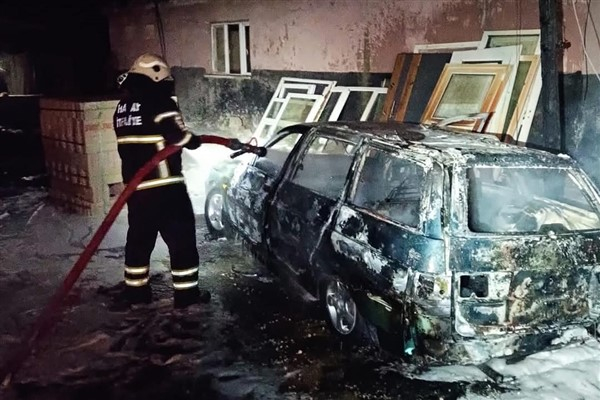 Hatay'ın Uzunkavak Mahallesi’nde araç yangını