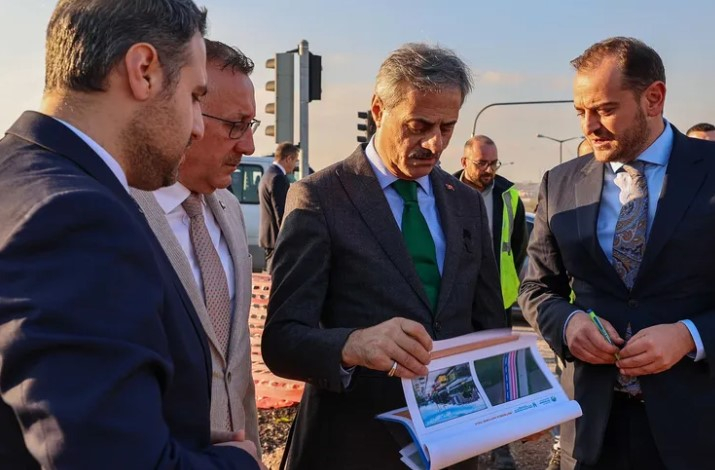 Sakarya'da Tarihi Metrobüs Projesi İçin İlk Kazma Vuruldu