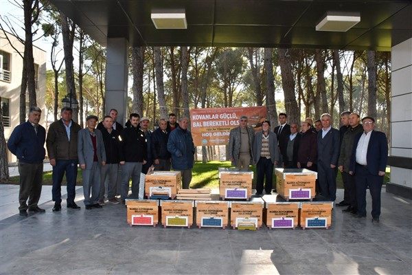 Manisa'da üreticilere 2 bin kovan dağıtıldı