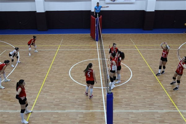 Van Büyükşehir Belediyesi Eşbaşkanları kadın voleybol takımının maçını izledi