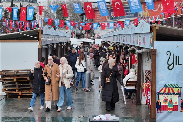 “2025 Yılbaşı Pazarı” Üsküdar'da başladı