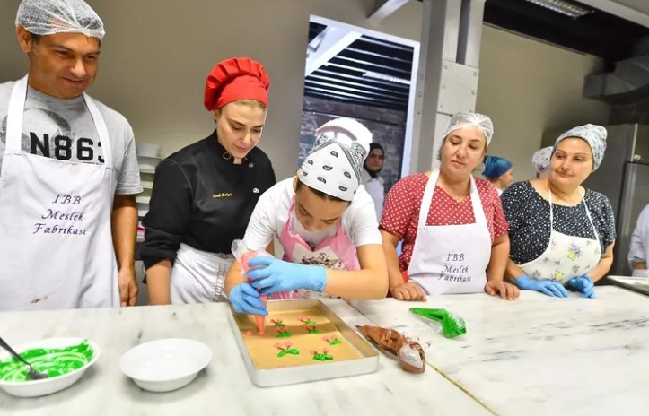 İzmir'de 'Meslek Fabrikası' Binlerce Kişiye Yeni Bir Gelecek Sunuyor