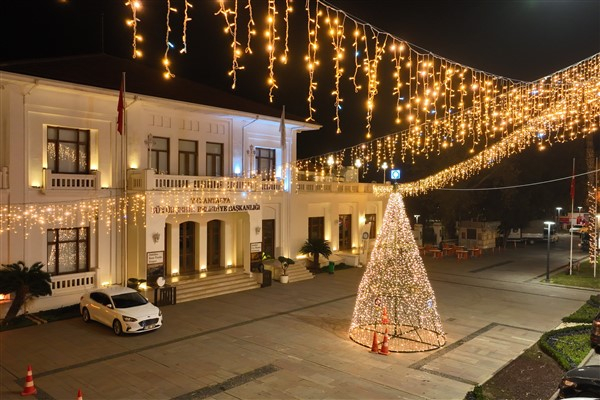 Antalya'da meydan, cadde ve bulvarlar ışıklandırıldı