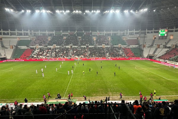 Eş Başkan Bucak, Amedspor-Ümraniyespor maçını stadyumda izledi