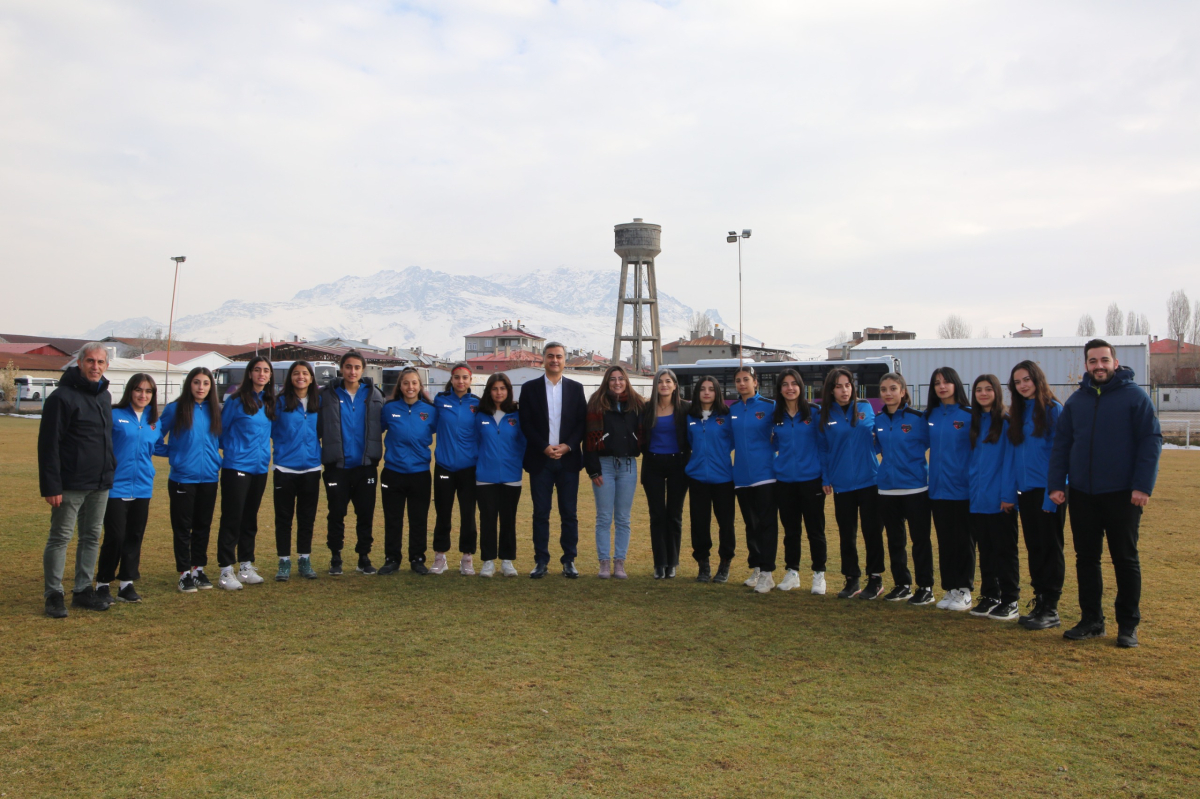 Eşbaşkan Şedal ve Zeydan kadın futbol takımıyla bir araya geldi