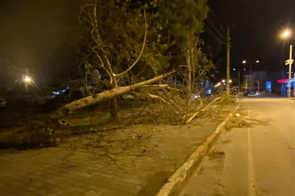 Hatay'da fırtına hayatı olumsuz etkiledi