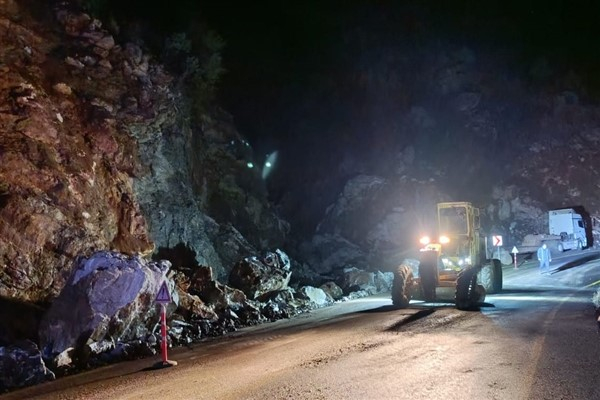 Kayseri Büyükşehir Belediyesi ekipleri, heyelan sonrası duruma müdahale etti