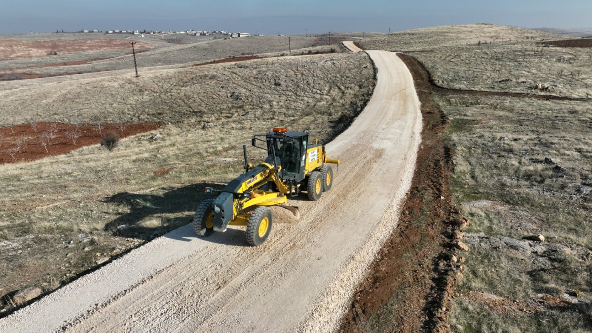 Şanlıurfa Büyükşehir Belediyesi Kırsal ve Merkez İlçelerde Yol Yapım ve Onarım Çalışmalarını Sürdürüyor