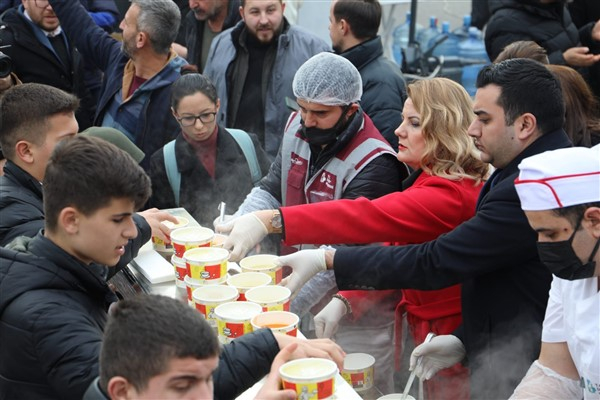 Başkan Hürriyet: Darıca'da sıcak yemek hizmetimiz başladı