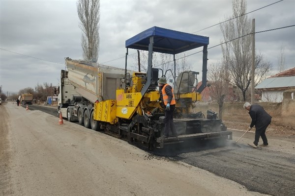 Kayseri Büyükşehir Belediyesi'nden Sarıoğlan'da yol bakım onarım ve asfaltlama çalışması