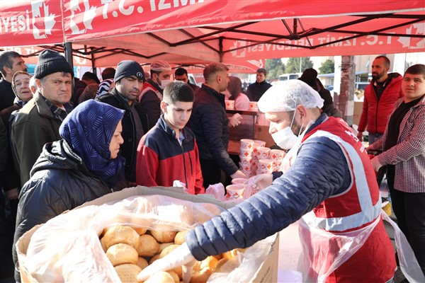 İzmit Belediyesi’nin Darıca’da sıcak yemek hizmeti sürüyor