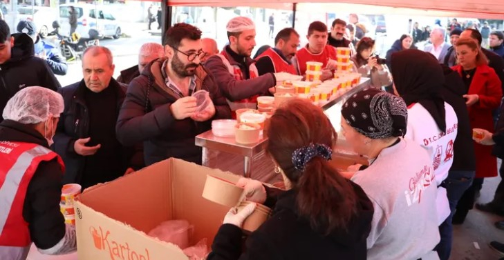 Darıca'da Sıcak Yemek Hizmeti Sürüyor