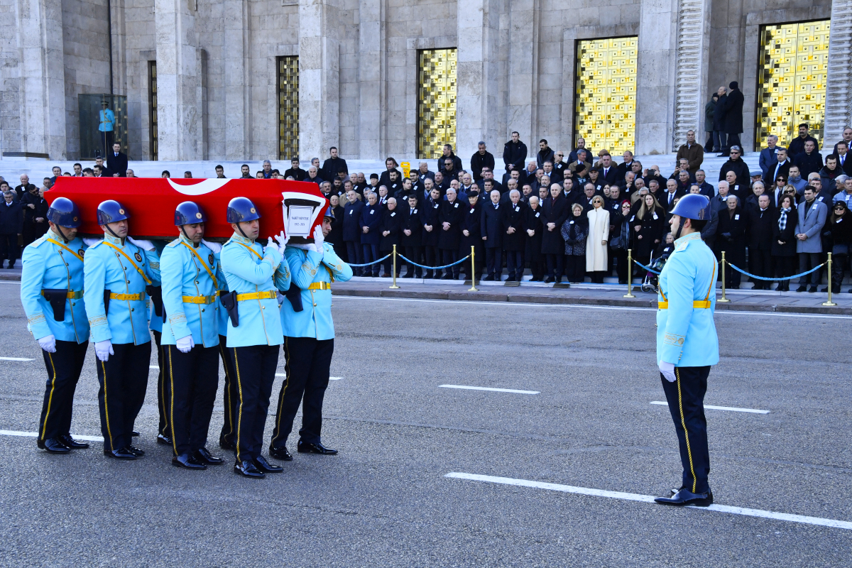 Dervişoğlu, Eski Devlet Bakanı Menteşe'nin cenaze törenine katıldı